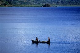 Archipel-des-Comores;-France;-Hommes;-Îlot;-Kaleidos;-Kaleidos-images;-La-parole-à-limage;-Laurent-Abad;-Mayotte;-Mer;-Océan-Indien;-Pêche;-Pirogue;-Pirogue-à-balancier;-Silhouettes;-Stories-Pictures